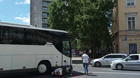 Prometna nesreča v strogem centru Ljubljane: hrvaški avtobus pri Tavčarjevi palači zavijal desno, nato pa trčil v ... (FOTO)