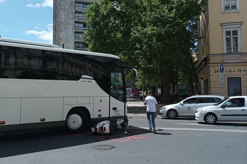 Prometna nesreča v strogem centru Ljubljane: hrvaški avtobus pri Tavčarjevi palači zavijal desno, nato pa trčil v ... (FOTO) (foto: Metropolitan)