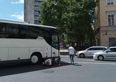 Prometna nesreča v strogem centru Ljubljane: hrvaški avtobus pri Tavčarjevi palači zavijal desno, nato pa trčil v ... (FOTO)