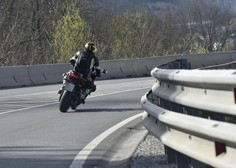 Za svoje nepremišljeno vedenje bo motorist plačal 3.600 evrov