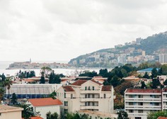 V državo prihajajo s polnimi žepi, poberejo vsa stanovanja, domačini pa ostajajo praznih rok