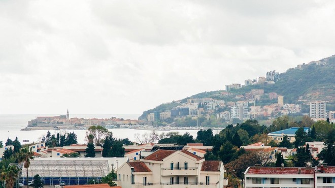 V državo prihajajo s polnimi žepi, poberejo vsa stanovanja, domačini pa ostajajo praznih rok (foto: Profimedia)