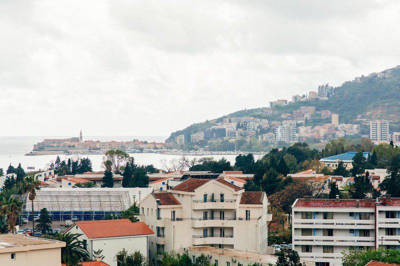 V državo prihajajo s polnimi žepi, poberejo vsa stanovanja, domačini pa ostajajo praznih rok (foto: Profimedia)