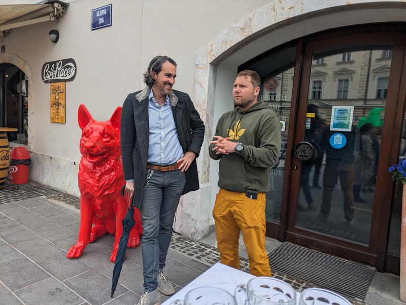 Prvi spoj piva in umetnosti sta vodila umetnosti zgodovinar Noah Charney in pivovar Janez Skok iz Pivovarne Maister.