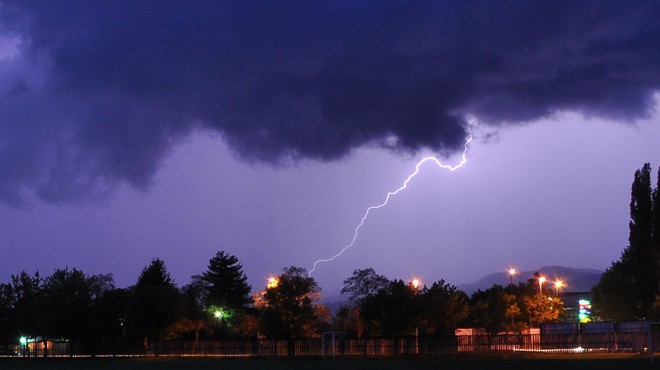 Pri Ilirski Bistrici v domačina udarila strela (foto: Bobo)