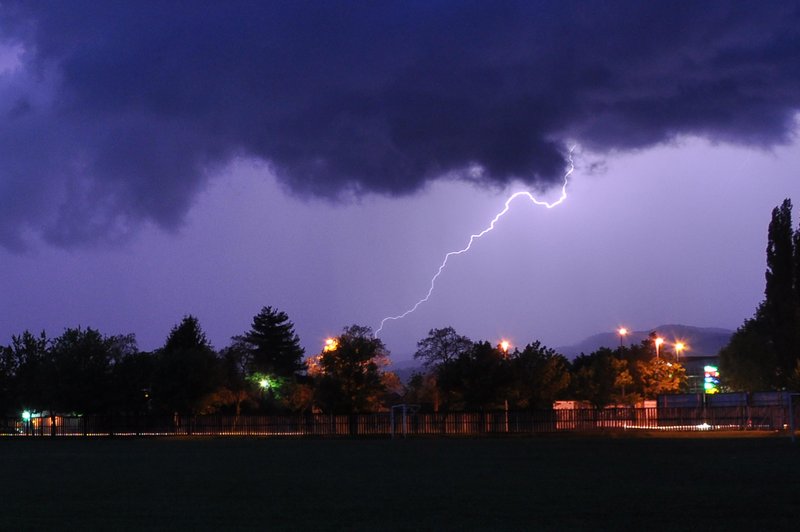 Pri Ilirski Bistrici v domačina udarila strela (foto: Bobo)