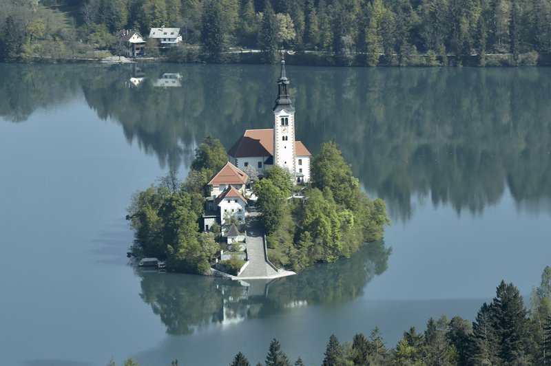 Britanec v Sloveniji brez dlake na jeziku nad Bled: "Če mi še kdo omeni Blejsko jezero, bom eksplodiral!" (foto: Žiga Živulovič jr./Bobo)