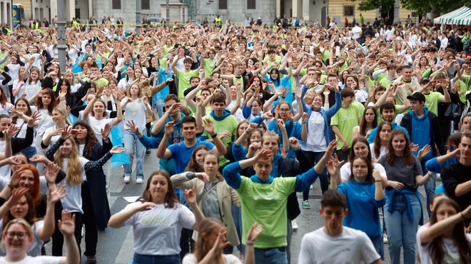 Poglejte, kako so kljub dežju v četvorki zaplesali letošnji maturanti (FOTO) (foto: Bobo)