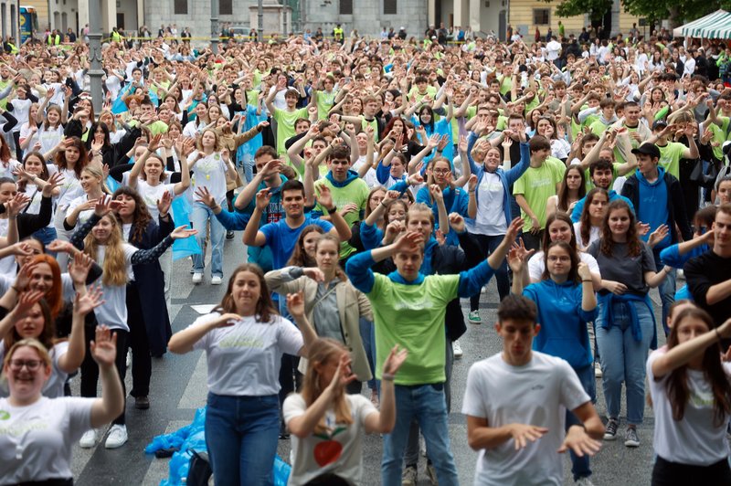 Poglejte, kako so kljub dežju v četvorki zaplesali letošnji maturanti (FOTO) (foto: Bobo)