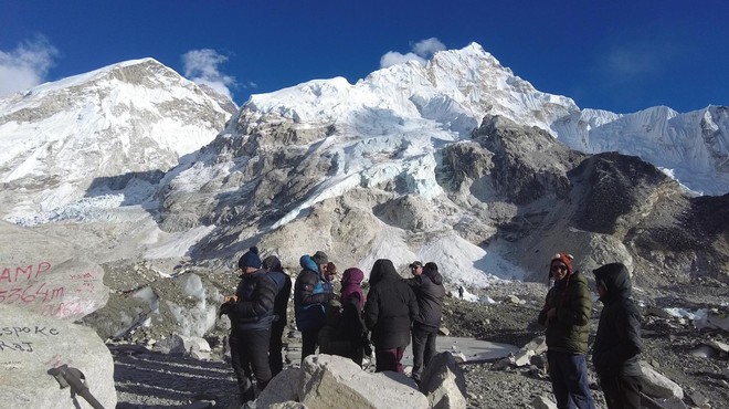Najvišja gora sveta tudi letos vzela življenja: našli trupli plezalcev, ki sta se proti vrhu odpravila brez ... (foto: Profimedia)