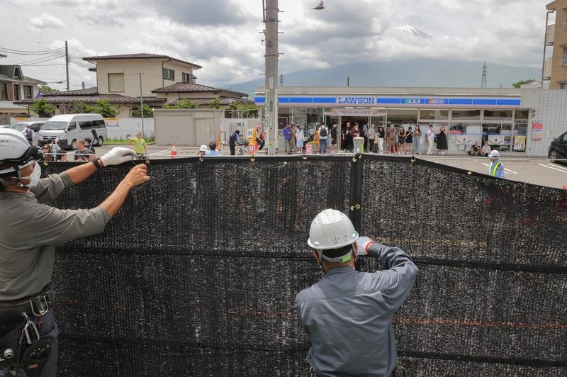 Bizaren ukrep: z mrežo so zastrli pogled na slavno goro (foto: Profimedia)