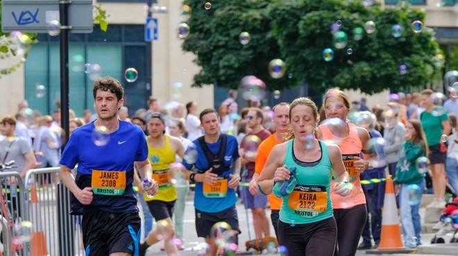 26-letni tekač se je na tradicionalnem teku nenadoma zgrudil (ni mu bilo več pomoči) (foto: Profimedia)