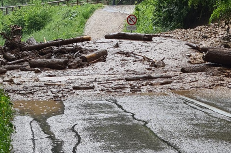 Hude posledice neviht, ki so zajele Slovenijo: cesta tukaj še vedno popolnoma neprevozna (VIDEO) (foto: Rdečka živi ogenj/Facebook)