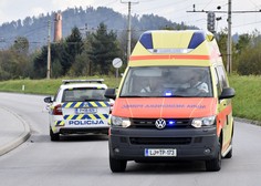 Huda prometna nesreča v Mariboru: poškodovani kolesar se bori za življenje