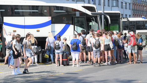 ljudje čakajo na avtobus