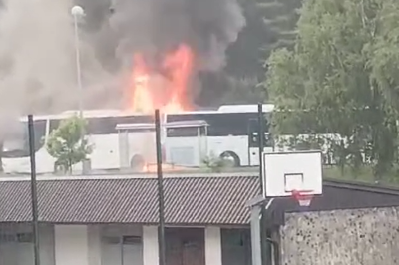 Šok za starše: nenadoma zagorel avtobus, ki je na šolski izlet peljal otroke (foto: Facebook/Zagorje International/posnetek zaslona)