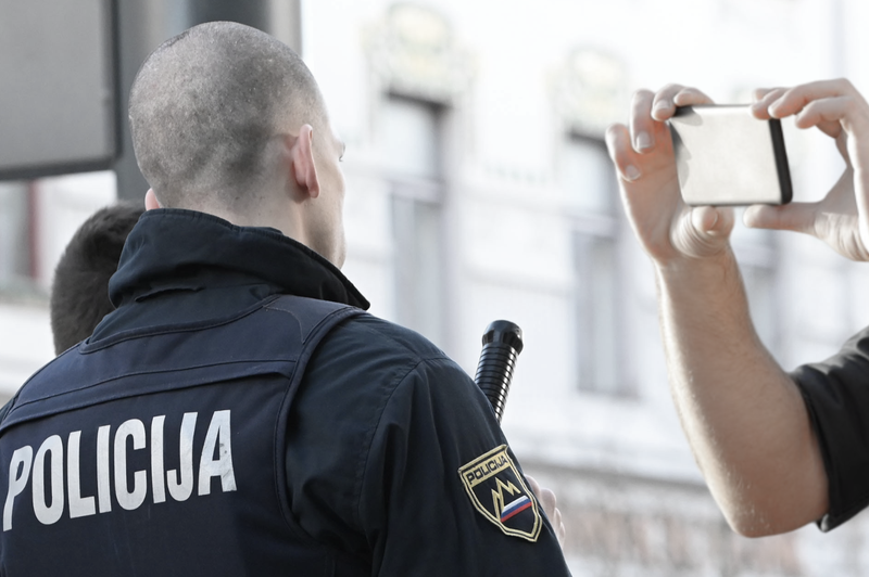 Ali lahko policiste in druge uradne osebe snemamo pri delu? Odgovarja Informacijska pooblaščenka (foto: Žiga Živulovič/Bobo/Profimedia/fotomontaža)