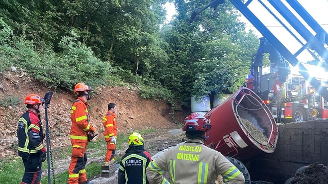 Tragična nesreča v Mihelah: voznik traktorja padel v globino in zaradi hudih poškodb na kraju nesreče umrl (foto: Facebook PGD Materija)