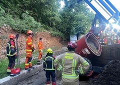 Tragična nesreča v Mihelah: voznik traktorja padel v globino in zaradi hudih poškodb na kraju nesreče umrl