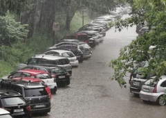 Ponekod se je razbesnelo neurje, v Ljubljani spet zalilo podvoze