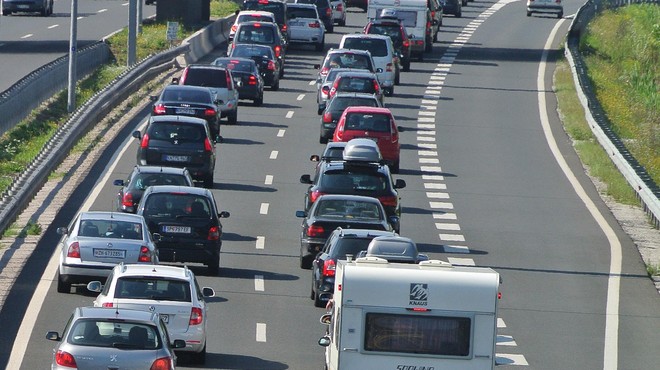 Previdno na cesti: po državi že nastajajo zastoji (foto: Srdjan Živulovič/Bobo)