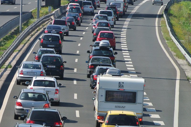 Pozor! Ceste po državi bremenijo gost promet in zastoji (foto: Srdjan Živulovič/Bobo)