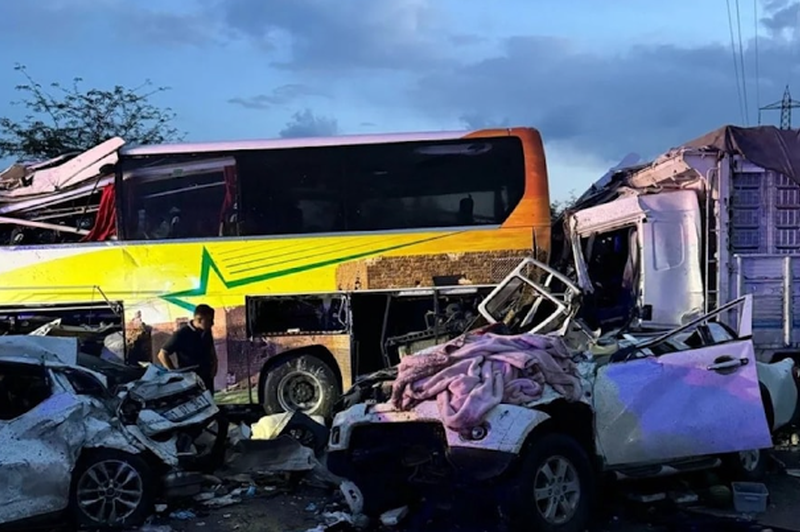 Avtobus povzročil verižno trčenje: 10 mrtvih, več kot 30 poškodovanih (foto: Omrežje X)