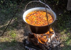 Tradicionalna golažijada se je skoraj končala tragično: štiriletni deček padel v kotel, v katerem so kuhali golaž