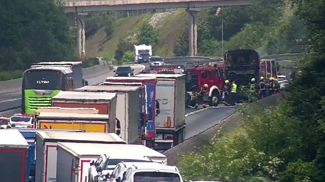 Previdno na cesti! Na primorski avtocesti zagorelo vozilo (foto: Promet.si)