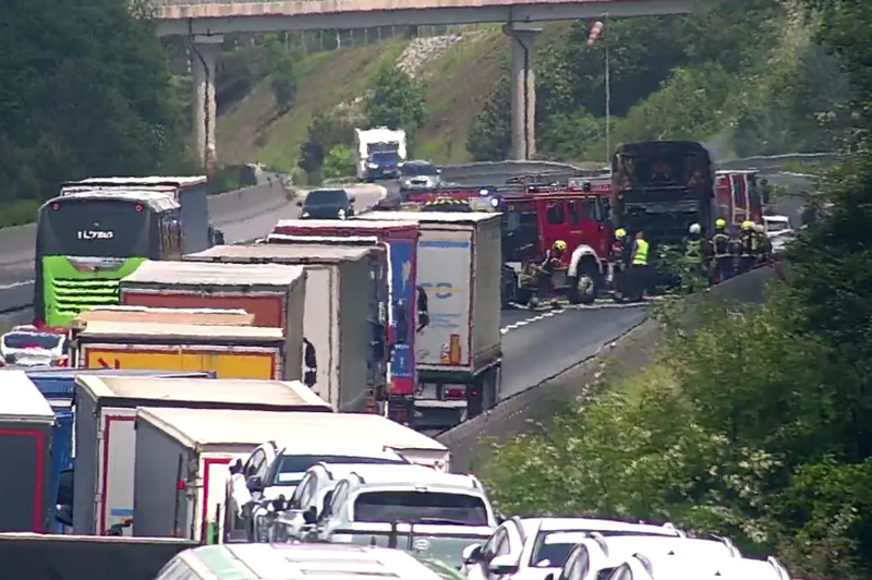 Previdno na cesti! Na primorski avtocesti zagorelo vozilo (foto: Promet.si)