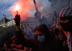 Val protestov zaradi grozljivega napada Izraela na begunsko taborišče, v katerem je umrlo 45 ljudi