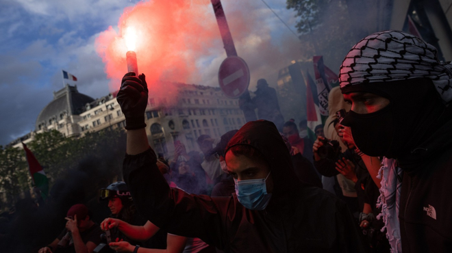 Val protestov zaradi grozljivega napada Izraela na begunsko taborišče, v katerem je umrlo 45 ljudi (foto: Profimedia)