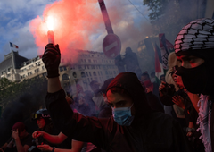 Val protestov zaradi grozljivega napada Izraela na begunsko taborišče, v katerem je umrlo 45 ljudi