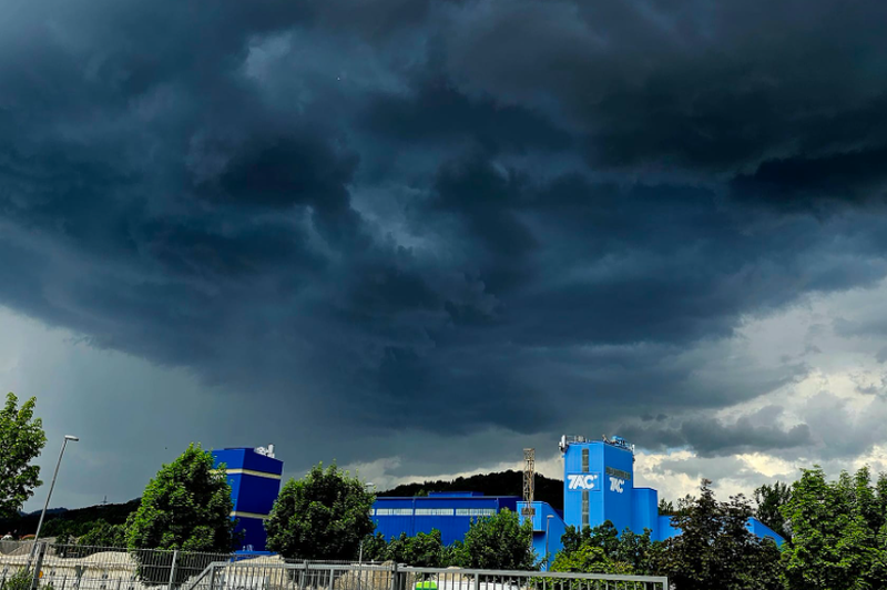 Toča, poplavljene ceste, plazovi ... kakšne so posledice neurja po državi? (FOTO in VIDEO) (foto: Meteoinfo/Facebook profil/Posnetek zaslona)