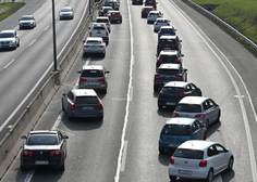Previdno na cesti! Promet moti več okvarjenih vozil, predmet na cesti in cestne zapore