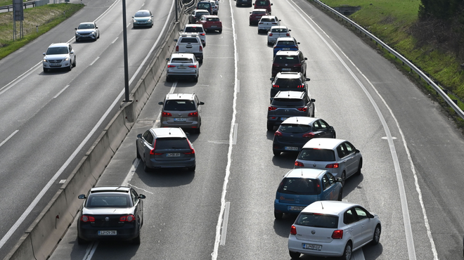 Previdno na cesti! Promet moti več okvarjenih vozil, predmet na cesti in cestne zapore (foto: Žiga Živulovič jr./Bobo)