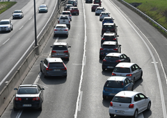 Zaradi jutranje konice nastajajo zastoji: v predoru Jasovnik odstranili posledice prometne nesreče