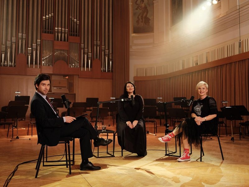 Tilnu Artaču sta se na odru Slovenske filharmonije tokrat pridružili dve kreativni dami.