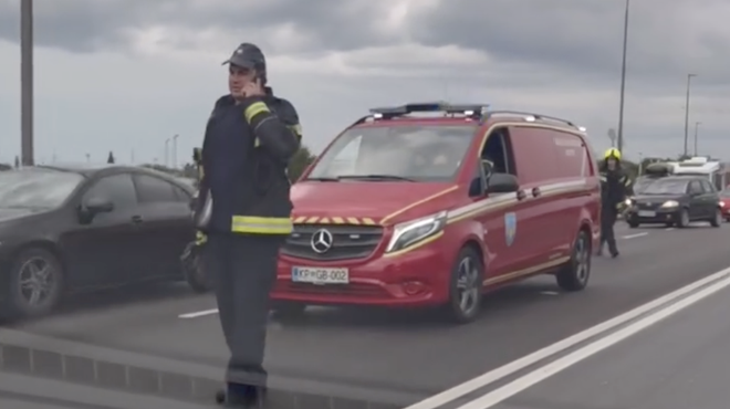 Kaj se je dogajalo v središču Kopra? Promet ustavljen, na pomoč priskočili gasilci (VIDEO) (foto: Facebook/Radio Capris/posnetek zaslona)