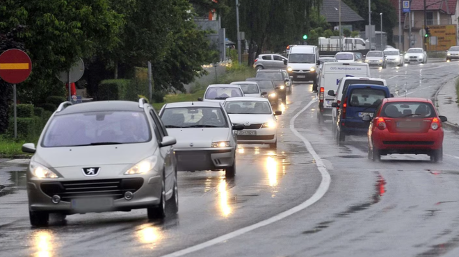 Preglavice na slovenskih cestah: prometna nesreča na primorski avtocesti, zastoji in celo razlita nafta (foto: Borut Živulovič/Bobo)