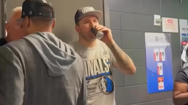Luka Dončić užival v zasluženem pivu s svojim očetom, ko se je zgodilo nepričakovano (izraz na njegovem obrazu pove vse) (foto: Instagram/hoopersboomin)