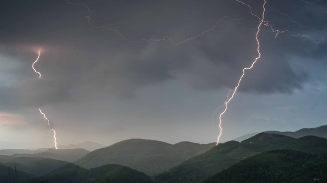 Močni nalivi čez noč po Sloveniji povzročili številne preglavice: kakšno bo vreme danes? (foto: Alen Milavec/Bobo)