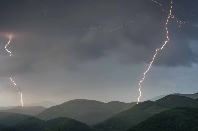 Najhujšega še ni konec: prihajajo močnejše nevihte, reke naraščajo (izdano oranžno opozorilo za vso državo) (foto: Alen Milavec/Bobo)