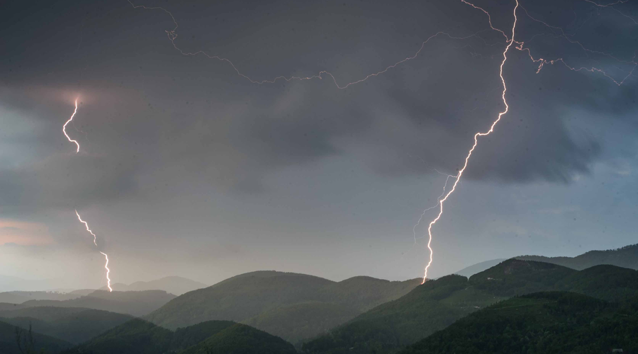 Približujejo se nevihte, ki se bodo razširile nad vso državo: narastejo lahko hudourniki in reke (foto: Alen Milavec/Bobo)