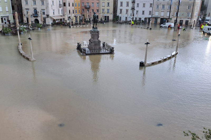 Slovenski turistični biser potopljen: voda dere po stopnicah (FOTO) (foto: Comunità degli Italiani Giuseppe Tartini FB)