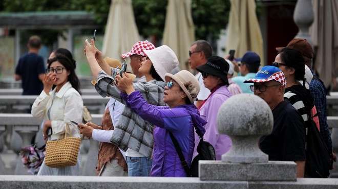Neolikani turisti? Ljubljančani zgroženi nad tujci, ki se požvižgajo na vse (foto: STA)
