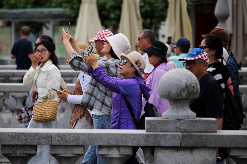 Neolikani turisti? Ljubljančani zgroženi nad tujci, ki se požvižgajo na vse (foto: STA)