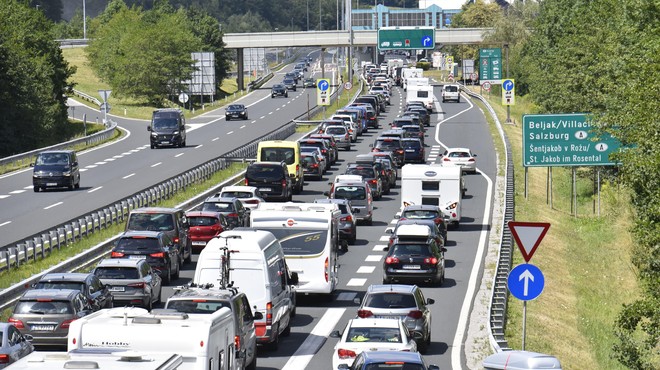 Nervozo pustite doma: nekaj kilometrov dolga kolona na avtocesti (foto: Žiga Živulovič/Bobo)