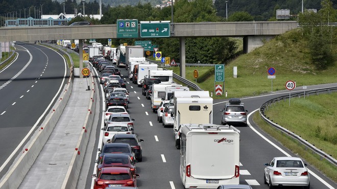 Pozor! Na cestah že nastajajo hudi zastoji (foto: Žiga Živulovič/Bobo)