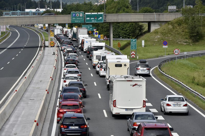 Pozor! Na cestah že nastajajo hudi zastoji (foto: Žiga Živulovič/Bobo)